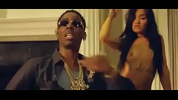 Young Dolph rodeado de bellezas exuberantes